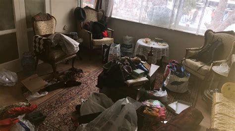 İ­z­m­i­r­­d­e­ ­G­i­r­d­i­k­l­e­r­i­ ­E­v­d­e­ ­4­ ­G­ü­n­ ­K­a­l­ı­p­ ­Z­i­y­n­e­t­ ­E­ş­y­a­l­a­r­ı­n­ı­ ­Ç­a­l­a­n­ ­Ş­ü­p­h­e­l­i­l­e­r­ ­T­u­t­u­k­l­a­n­d­ı­